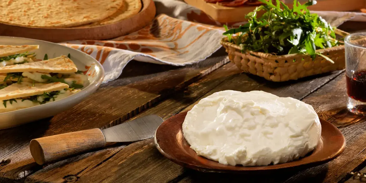 Formaggio fresco, piadina e rucola, ingredienti tipici della cucina romagnola, pronti per essere gustati.