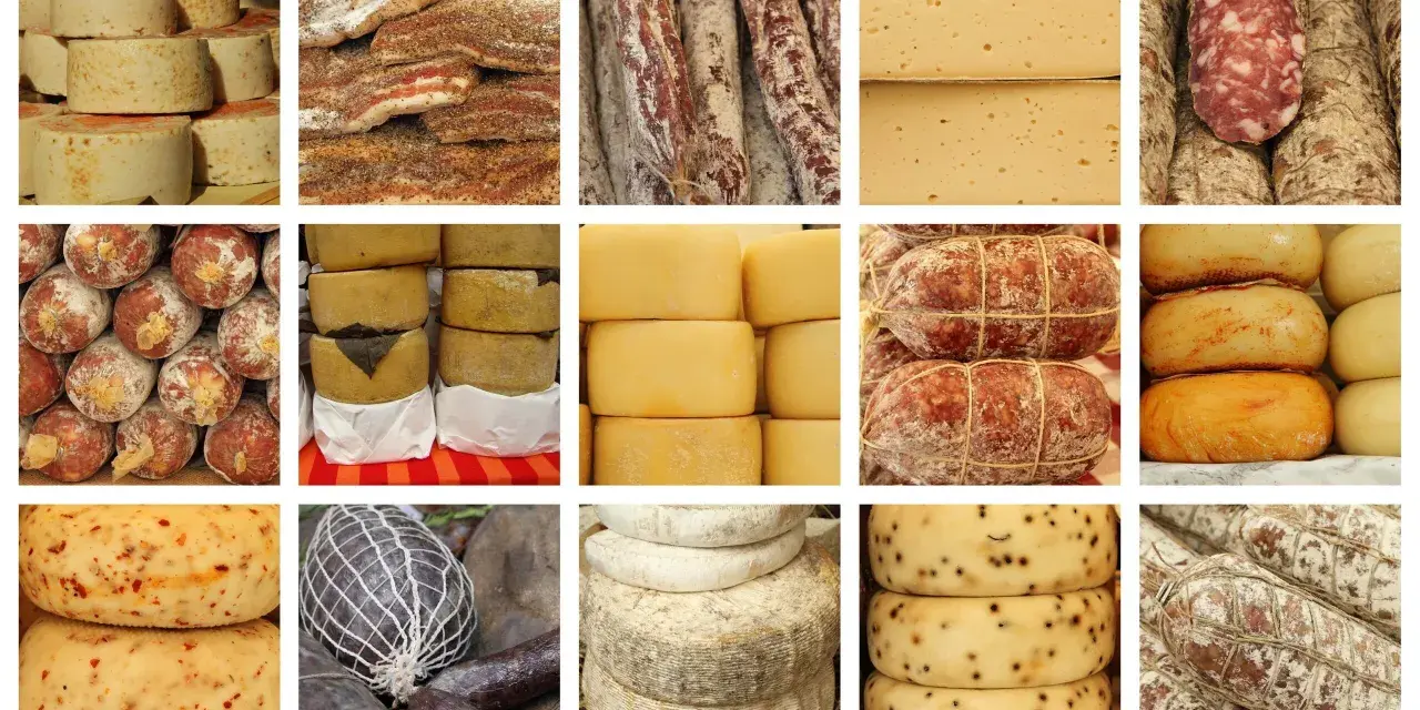 Assortimento di formaggi e salumi, un invito a scoprire cosa mangiare in Toscana: pecorini, finocchiona, lardo e tanto altro.