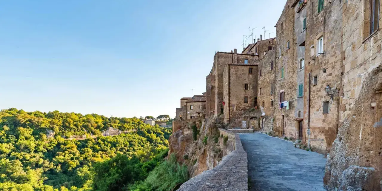 Borghi medievali arroccati su rupi, un'idea perfetta per dove andare a maggio in Italia.