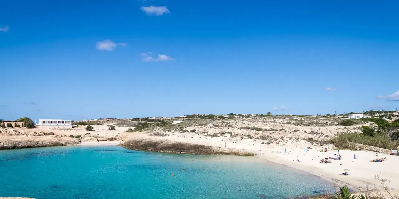 Una baia con acque cristalline e sabbia dorata, tra le migliori spiagge di Lampedusa. Un paradiso terrestre.