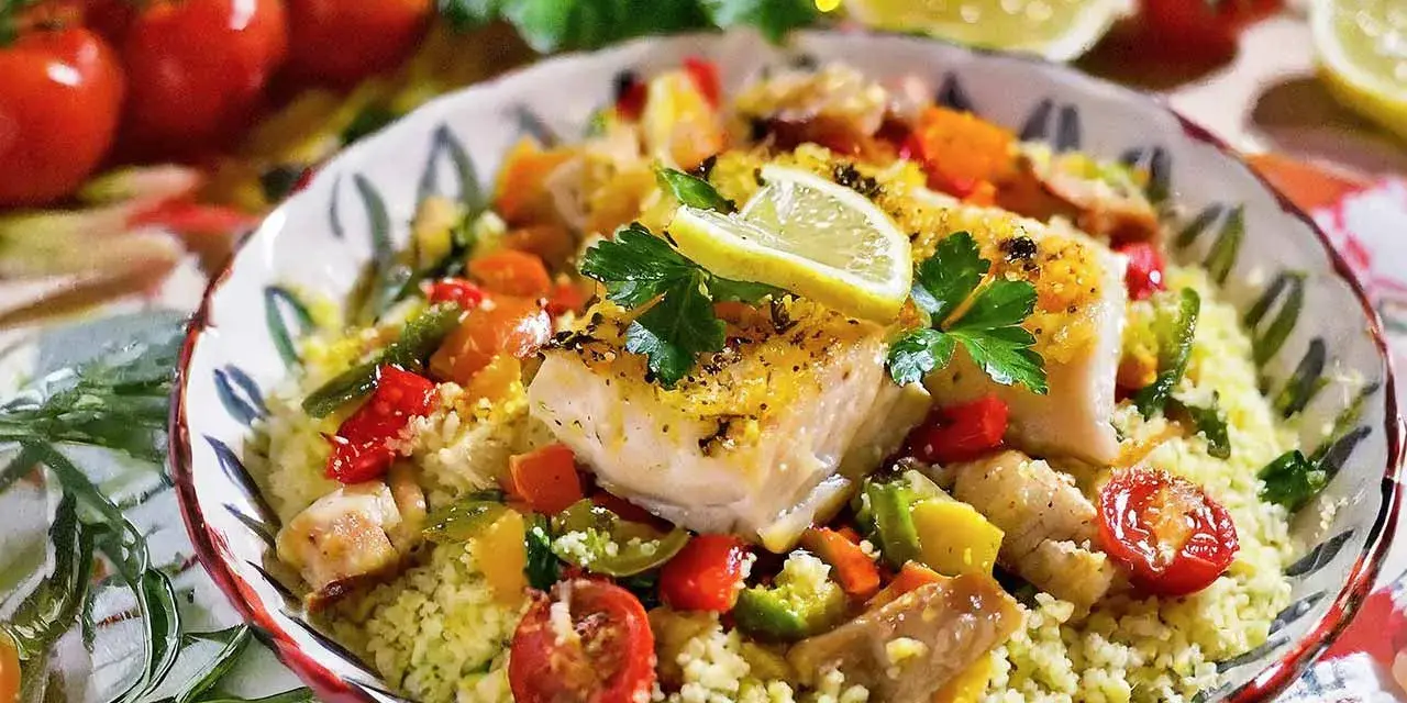 Piatto di pesce con verdure e couscous, un assaggio dei piatti tipici di Lampedusa.