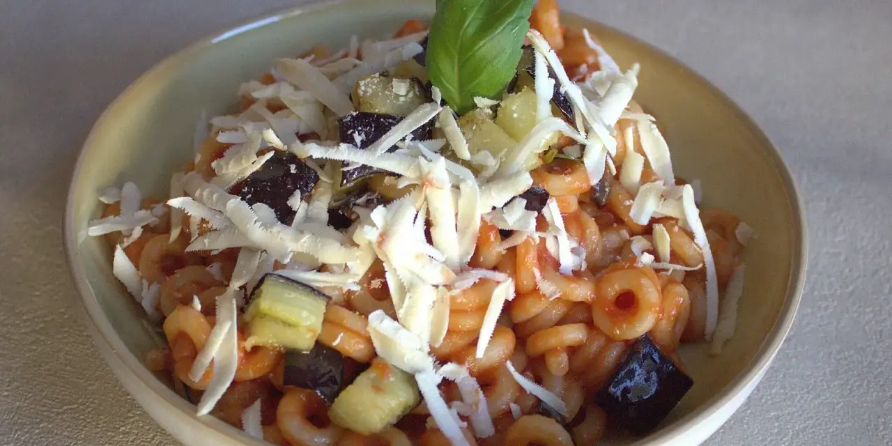 Pasta con melanzane e ricotta salata, un'ottima idea per cosa mangiare a Catania.