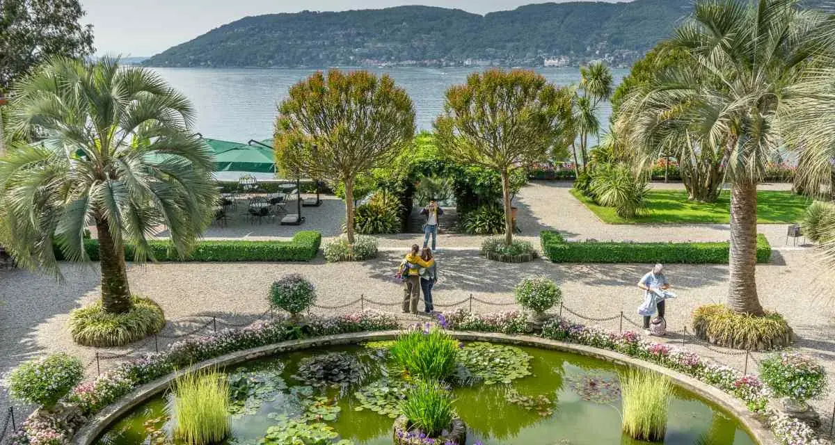 Giardini lussureggianti con laghetto di ninfee, palme e vista sul lago. Perfetto per scoprire cosa vedere a Stresa in un giorno.