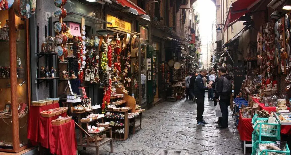 Un vicolo napoletano pieno di negozietti di souvenir, un'idea su cosa fare a Napoli in un giorno.