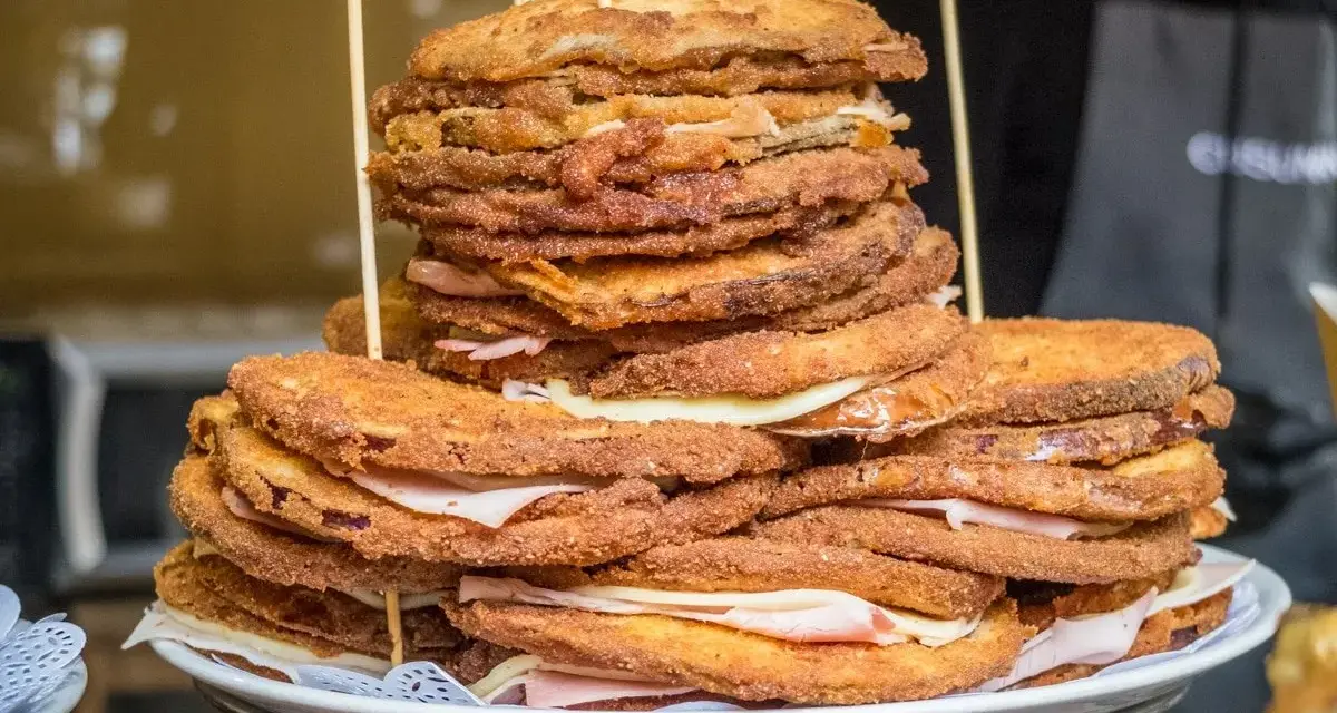 Panelle e crocchè impilati, un classico street food da provare per capire cosa mangiare a Palermo.