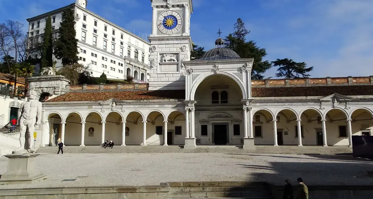 Piazza Libertà a Udine: un assaggio di cosa vedere a Udine in un giorno, con il Palazzo Comunale, la Loggia del Lionello e la Torre dell'Orologio.