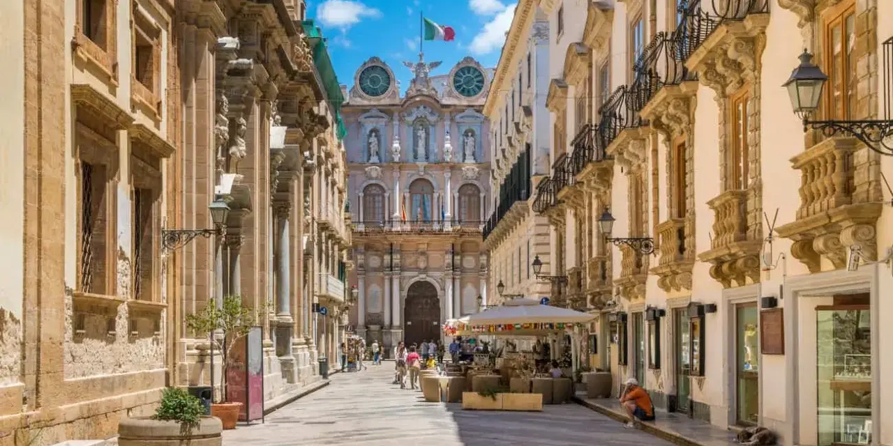 Via Roma a Trapani, un assaggio di cosa vedere a Trapani in un giorno: palazzi barocchi, negozi e un'atmosfera vivace.