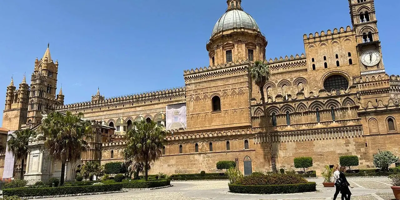 Cattedrale di Palermo, un must per chi cerca cosa vedere a Palermo in un giorno. Architettura maestosa e fascino storico.