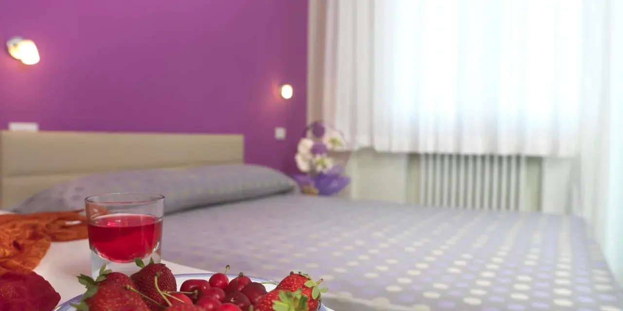 Frutta fresca e un drink in camera, un'accoglienza che fa pensare alle ottime recensioni dell'hotel Elizabeth Bellaria.