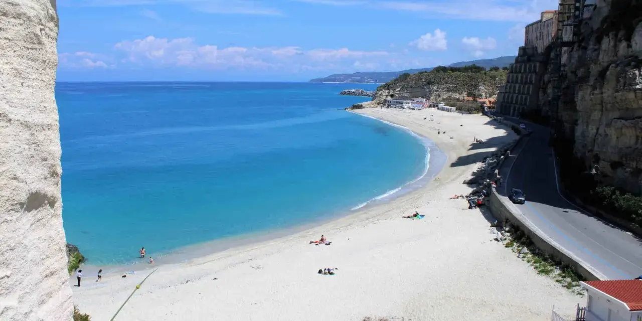 Spiagge bianche e mare cristallino sulla Costa degli Dei. Un paradiso per rilassarsi al sole.