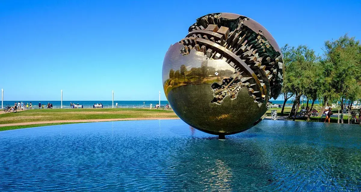 Scultura Sfera Grande sul lungomare di Pesaro, un'idea per le cose da fare a Pesaro.