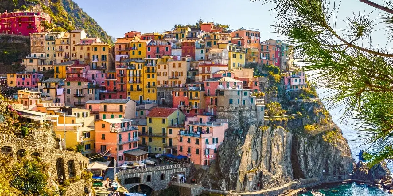 Case colorate a picco sul mare, un sogno per il tuo weekend settembre dove andare.