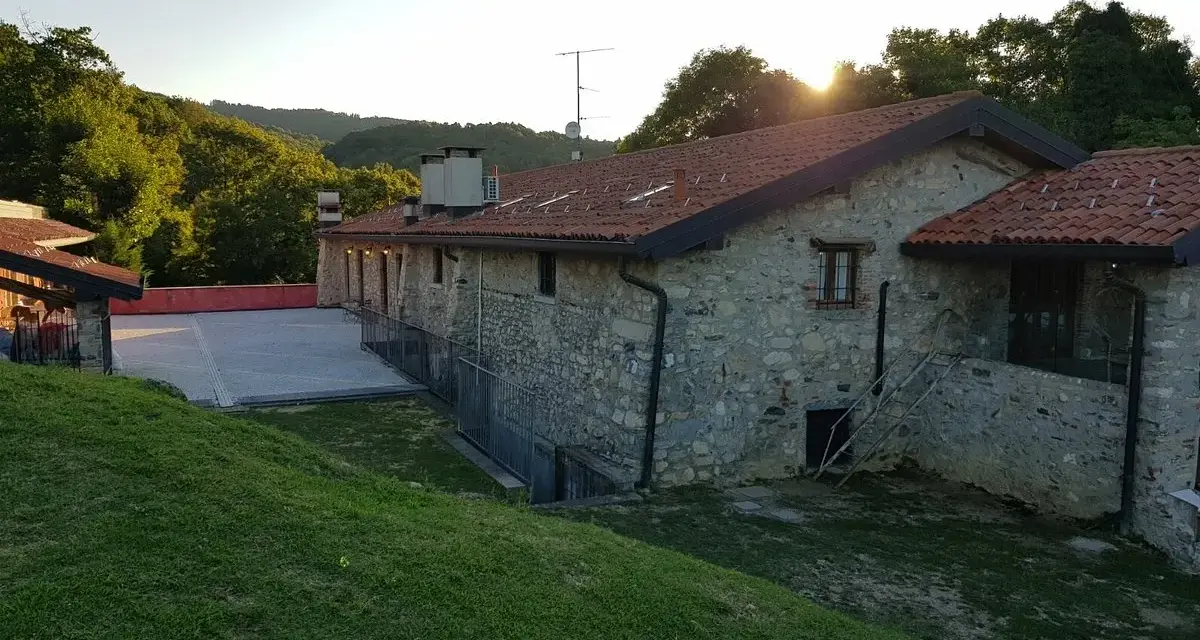 Cascina Mirandola: un agriturismo immerso nel verde, ideale per rilassarsi. Le recensioni lodano la tranquillità e la bellezza del luogo.