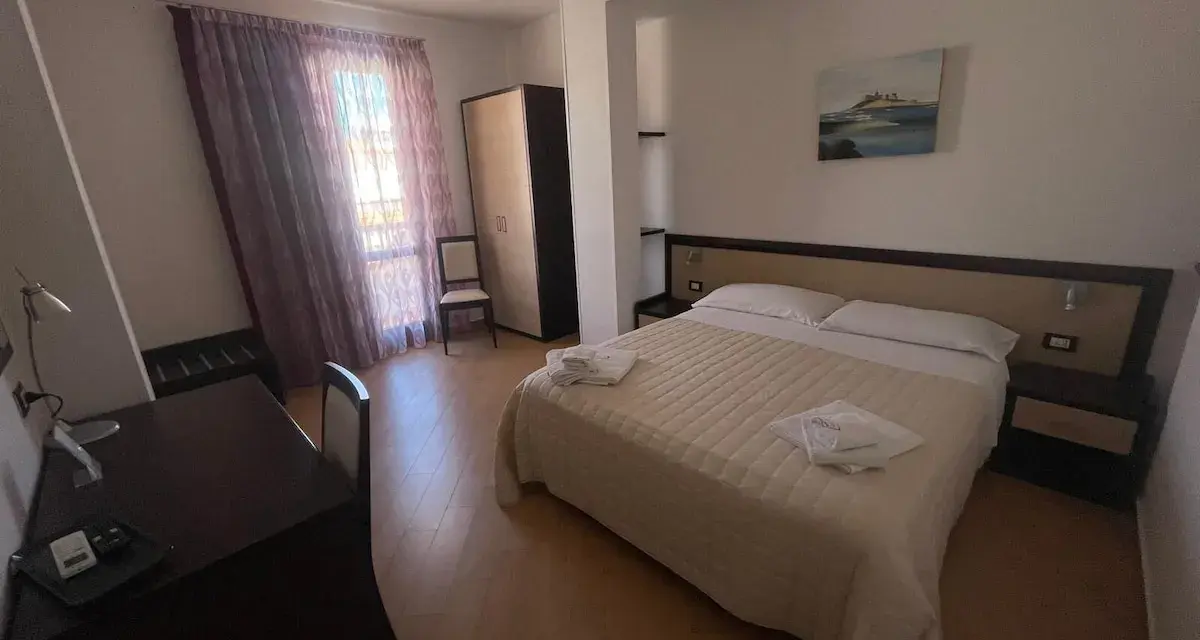 Camera accogliente nella pensione Scala a Portopalo, con letto comodo, armadio e scrivania.