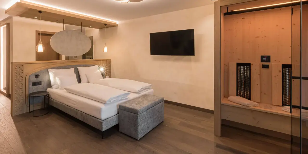Camera da letto moderna con sauna privata, perfetta per un soggiorno rilassante all'hotel Sun Naz.