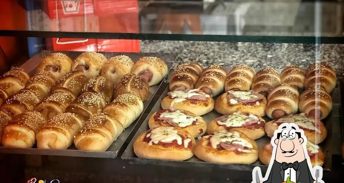 Salsicce in pasta sfoglia e pizzette da Saro Cefalù.