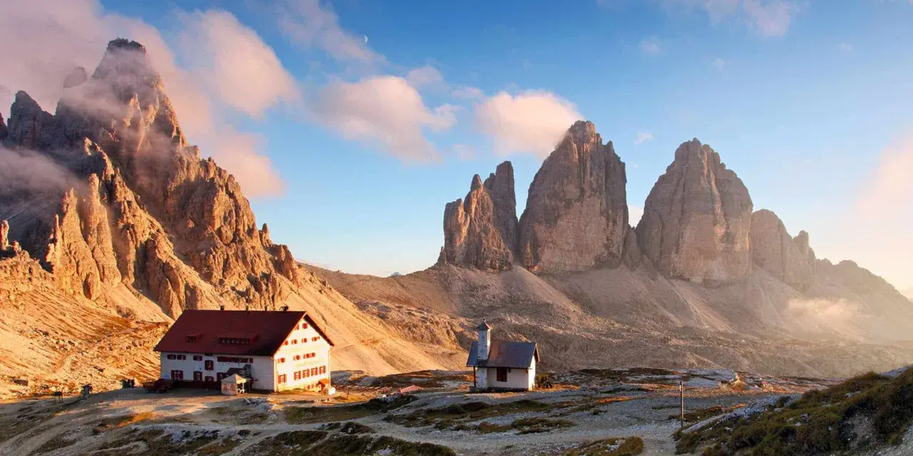Rifugio e chiesetta ai piedi delle Tre Cime di Lavaredo, un'idea per cosa vedere in 3 giorni nelle Dolomiti.