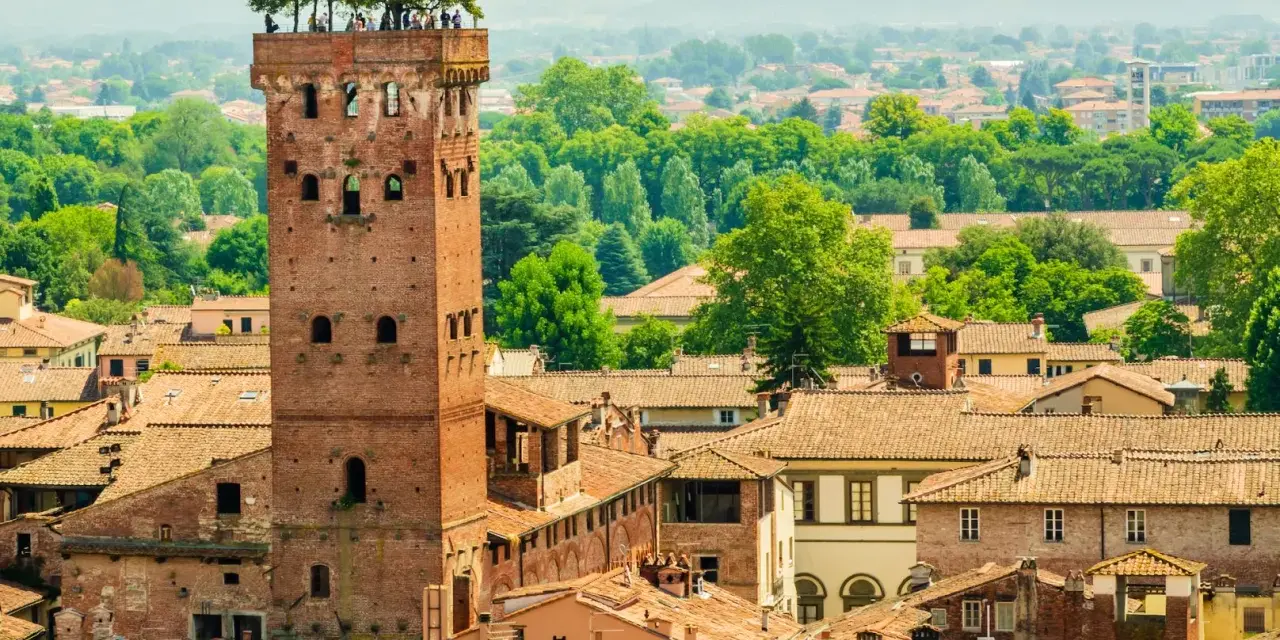 Torre Guinigi a Lucca, con alberi in cima, un must per chi visita Lucca cosa vedere.