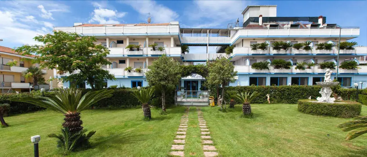 Il villaggio degli angeli a Scerni Pineto, un'oasi di pace con un giardino curato e una fontana decorativa.