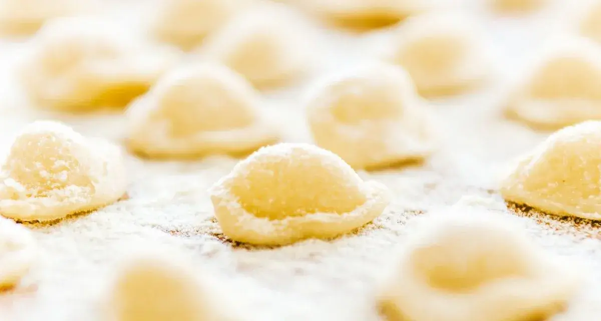 Orecchiette fresche, un classico delle cose tipiche pugliesi, pronte per essere cucinate.