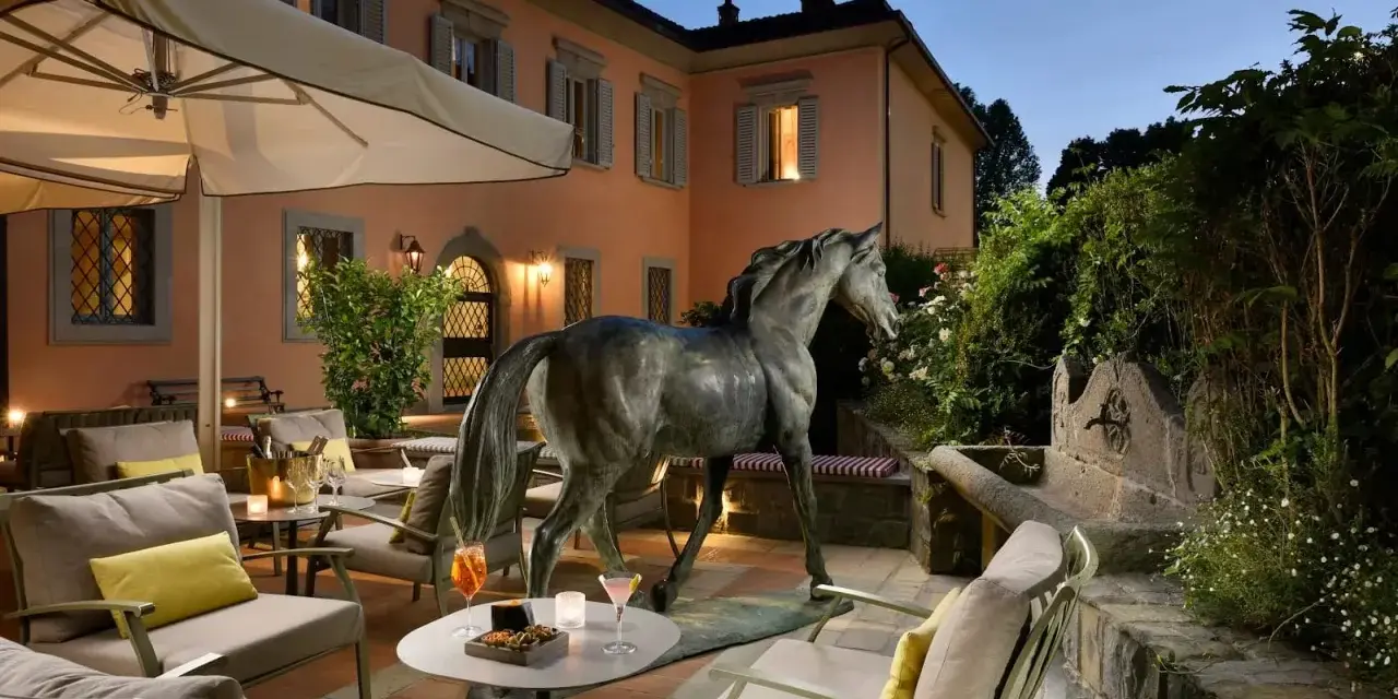 Terrazza con scultura equina e arredi eleganti, un invito al relax nella villa d'arte Pontassieve.