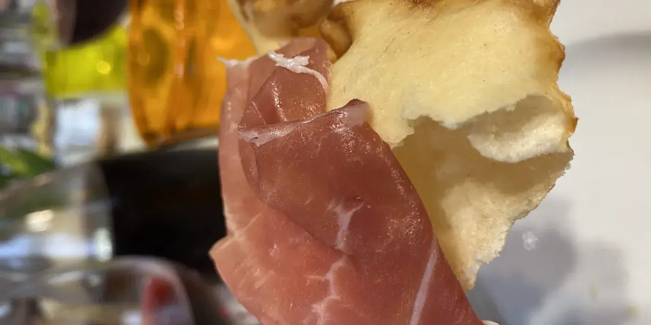 Prosciutto crudo e gnocco fritto: un assaggio di cosa mangiare a Parma. Perfetto per iniziare una cena emiliana.