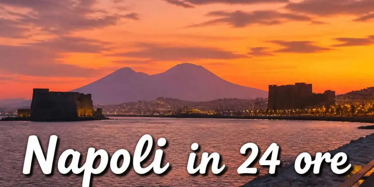 Tramonto su Napoli con Castel dell'Ovo e Vesuvio. Un itinerario Napoli 1 giorno per scoprire la città.