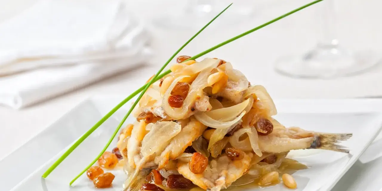 Sardine in saor, un classico delle ricette tipiche del Veneto, con cipolle, uvetta e pinoli.