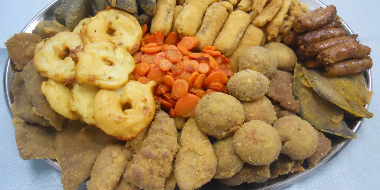Vassoio con un assortimento di fritto misto, un classico cibo tipico torinese: verdure, polpette, salsicce e pesce.