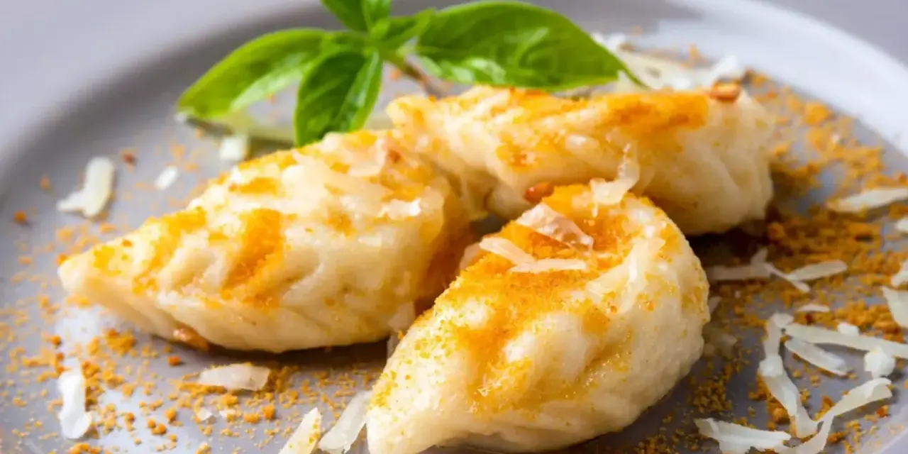 Malloreddus, un saporito cibo tipico sardo, conditi con formaggio grattugiato e una spolverata di zafferano.