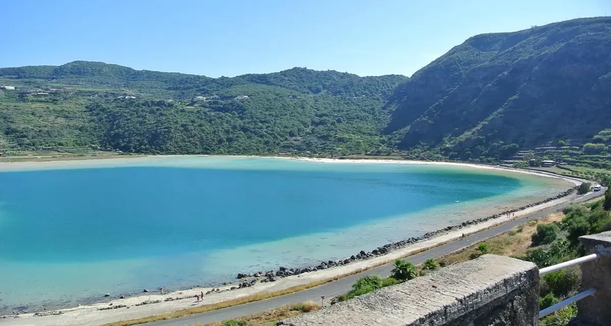 Laghi in Sicilia dove fare il bagno: la splendida laguna di Pantelleria, con acque turchesi e vegetazione lussureggiante, invita a un tuffo rinfrescante.