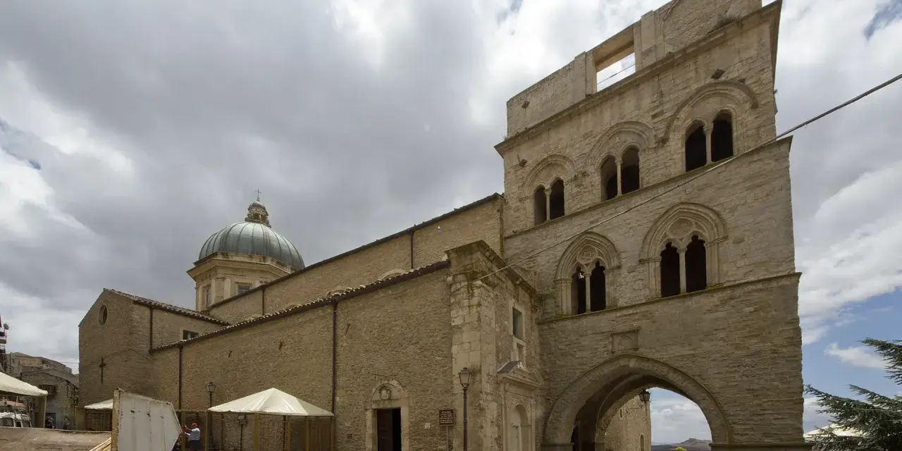 Gangi cosa vedere: imponente duomo con cupola verde e torre medievale con arcate.