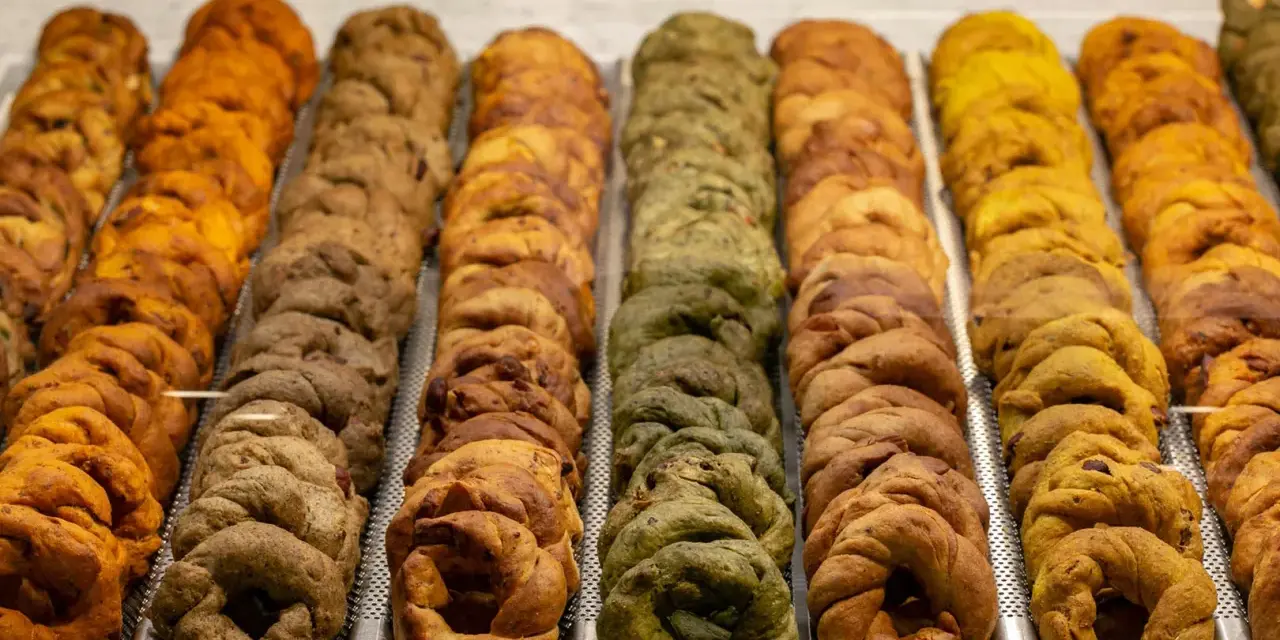 Taralli napoletani in diverse varianti: gialli, verdi, scuri. Un tripudio di sapori e profumi, vere cose tipiche napoletane.