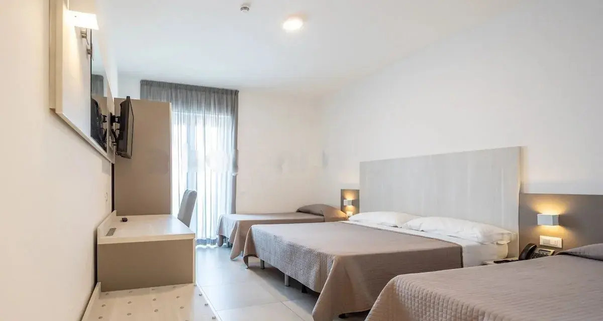 Camera familiare con tre letti nel hotel Settibi Giulianova. Spazio moderno e luminoso, ideale per famiglie.