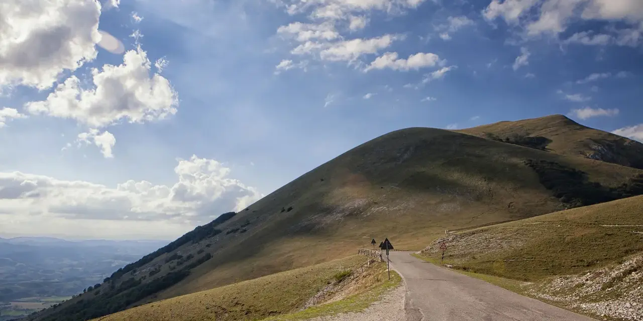 Strada panoramica sui monti umbri, ideale per scoprire cosa vedere a Gubbio e dintorni in 3 giorni.