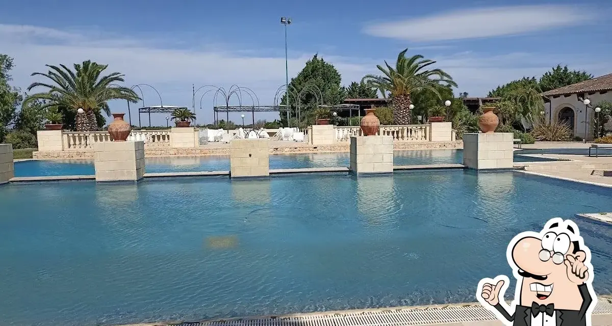 Piscina e palme a Tenuta Caradonna, un luogo ideale per rilassarsi. Le recensioni confermano la bellezza del posto.