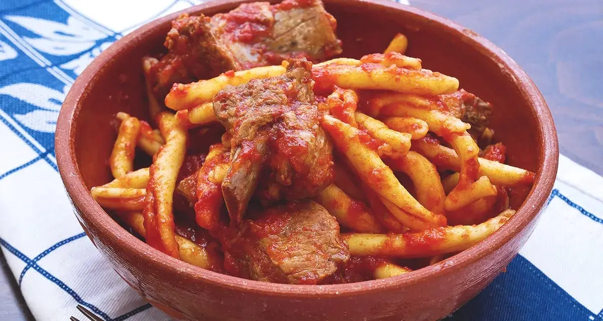 Un piatto di pasta fresca con ragù di carne, un sapore autentico di cibo calabrese.