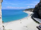 Spiagge bianche e mare cristallino sulla Costa degli Dei. Un paradiso per rilassarsi al sole.