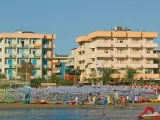 Edifici sul lungomare di Igea Marina, con molti ombrelloni e lettini sulla spiaggia. Le recensioni per hotel San Giorgio Savoia potrebbero menzionare questa vista.