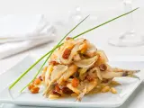 Sardine in saor, un classico delle ricette tipiche del Veneto, con cipolle, uvetta e pinoli.