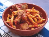 Un piatto di pasta fresca con ragù di carne, un sapore autentico di cibo calabrese.