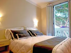 Camera accogliente con letto comodo e balcone fiorito. Ideale per chi cerca hotel Novecento Riccione recensioni positive.
