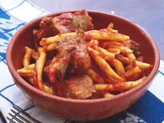 Un piatto di pasta fresca con ragù di carne, un sapore autentico di cibo calabrese.