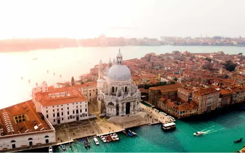 Venezia, con la sua Basilica maestosa e i canali scintillanti, fa sorgere la domanda: qual è la regione più bella d'Italia?