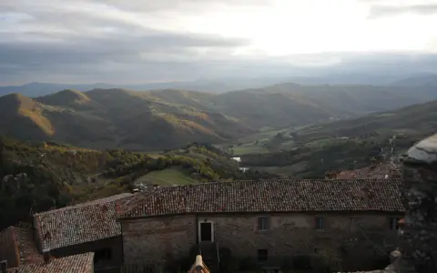 Panorami mozzafiato e tetti antichi a Monte Santa Maria Tiberina. Cosa vedere in questo borgo incantevole tra le colline umbre.