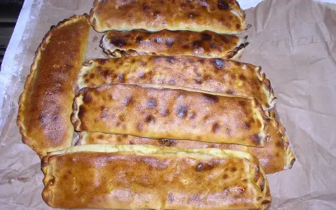 Calzoni ripieni, uno dei piatti tipici ragusani, dorati e invitanti, pronti per essere gustati.