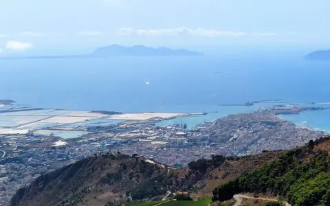 Vista panoramica di Trapani con le saline, il mare e le isole Egadi all'orizzonte. Un luogo ideale per scoprire tante cose da fare a Trapani.