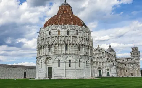 Il Battistero e la Torre di Pisa, icone di arte e architettura, tra le cose da fare a Pisa.