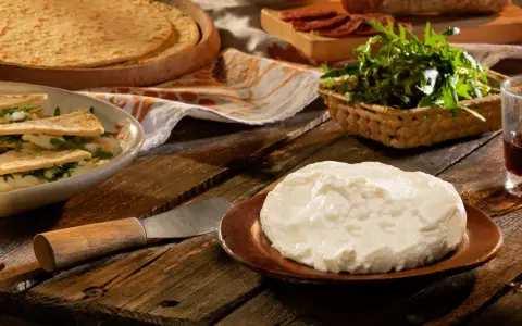 Formaggio fresco, piadina e rucola, ingredienti tipici della cucina romagnola, pronti per essere gustati.