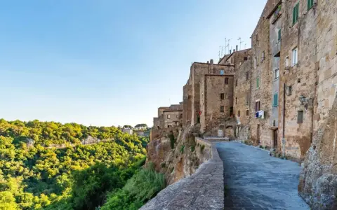 Borghi medievali arroccati su rupi, un'idea perfetta per dove andare a maggio in Italia.